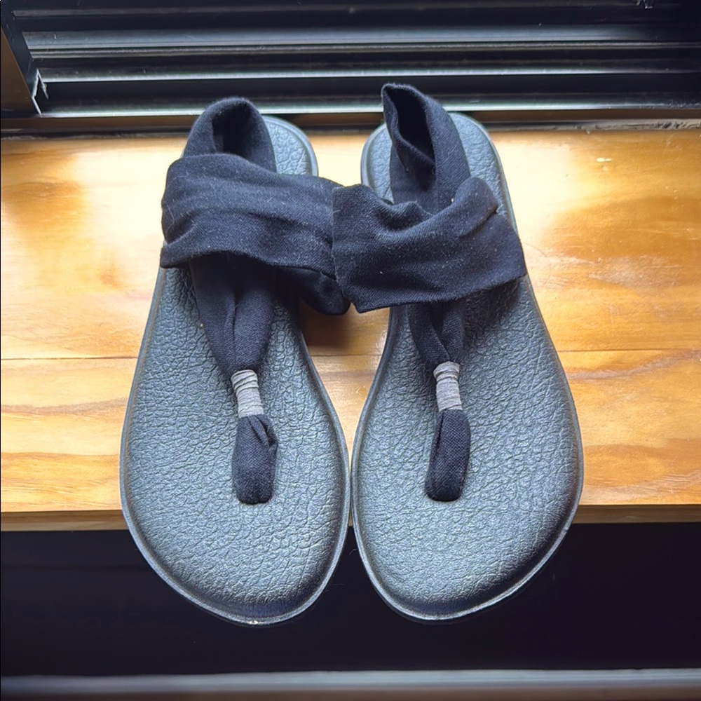 Sanuk Black Minimalist Sandals with Cushioned Footbed